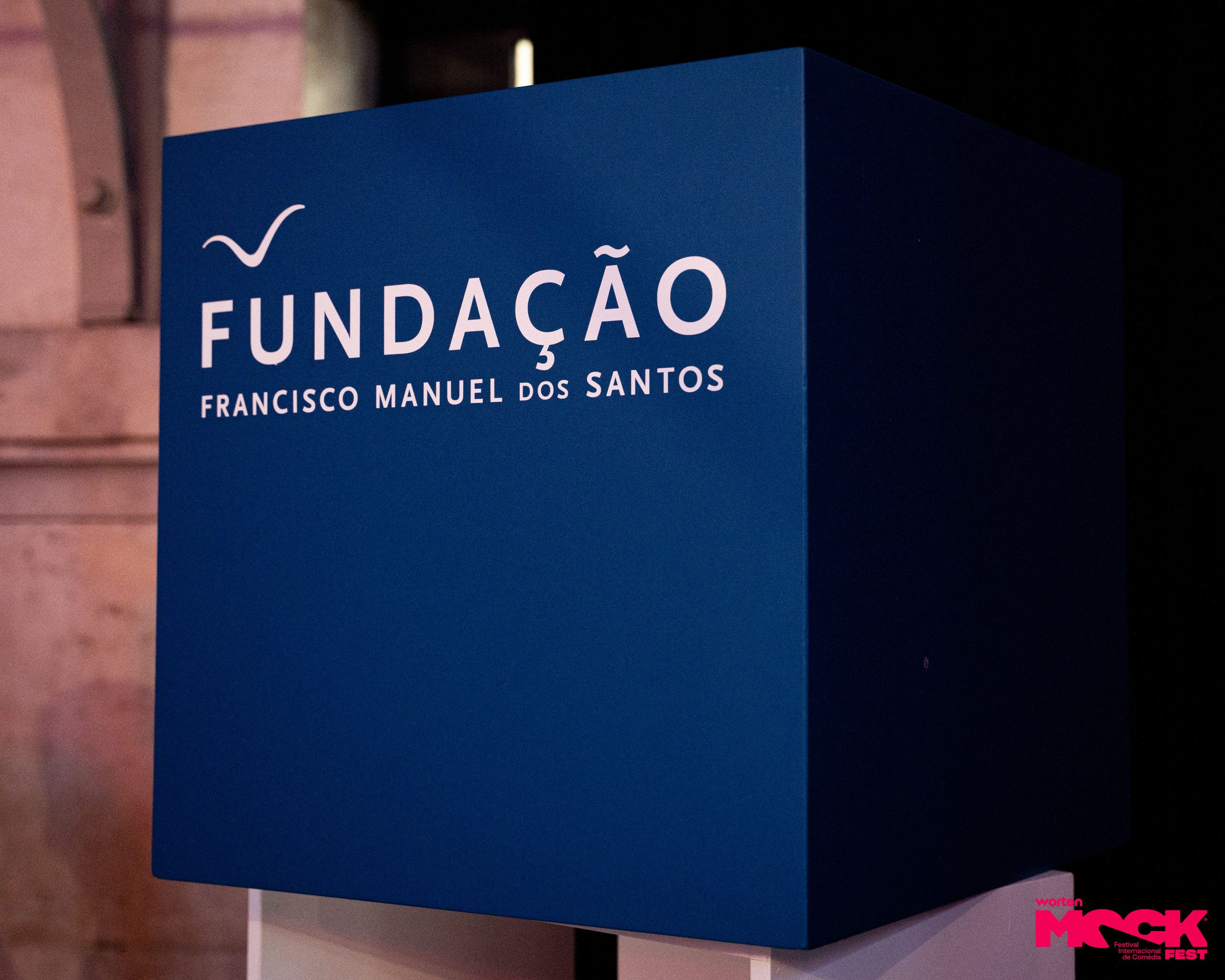 Cubo azul com o logotipo da Fundação Francisco Manuel dos Santos, exposto como parte do evento Worten Mock Fest.