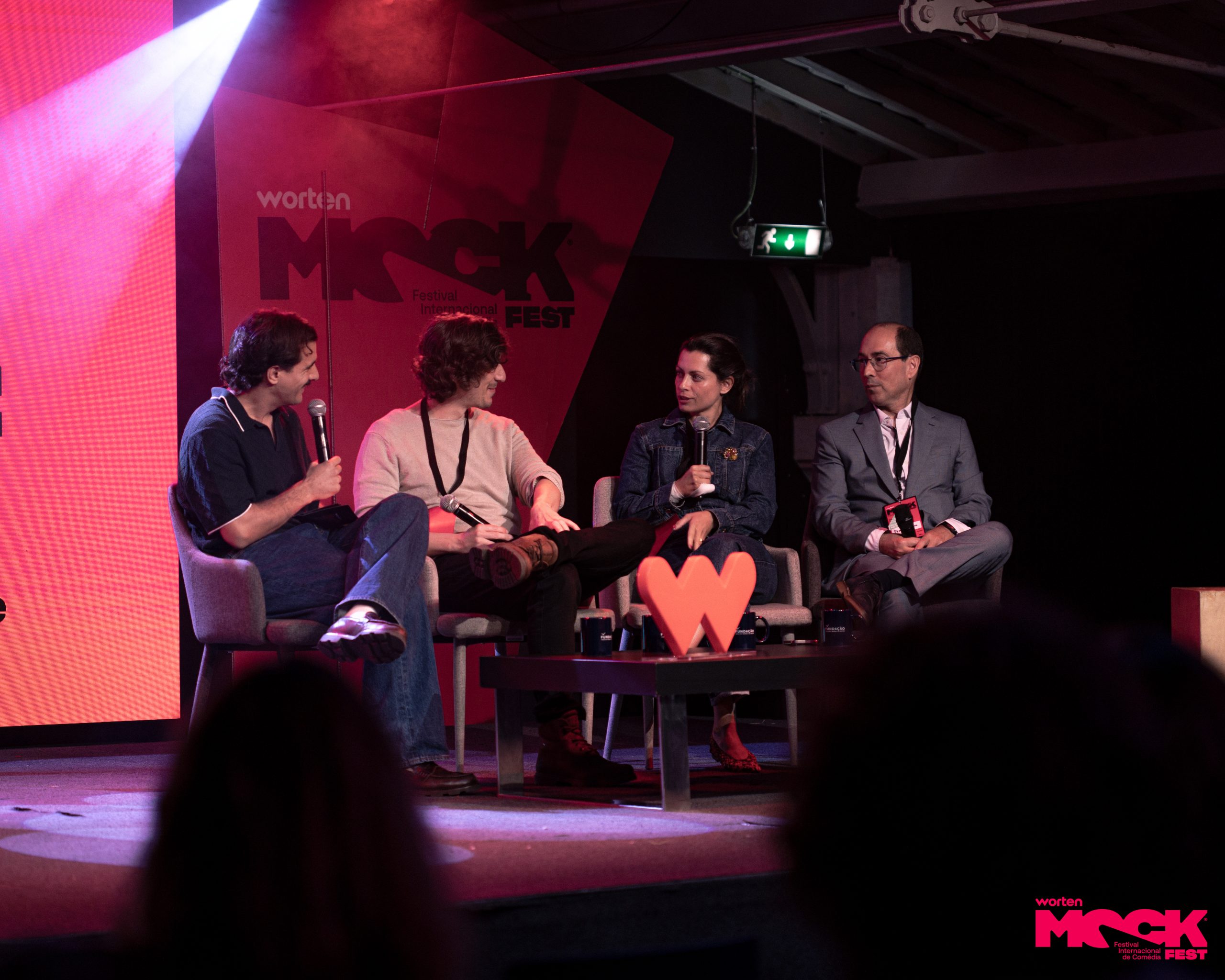 Painel de quatro oradores sentados no palco do Worten Mock Fest