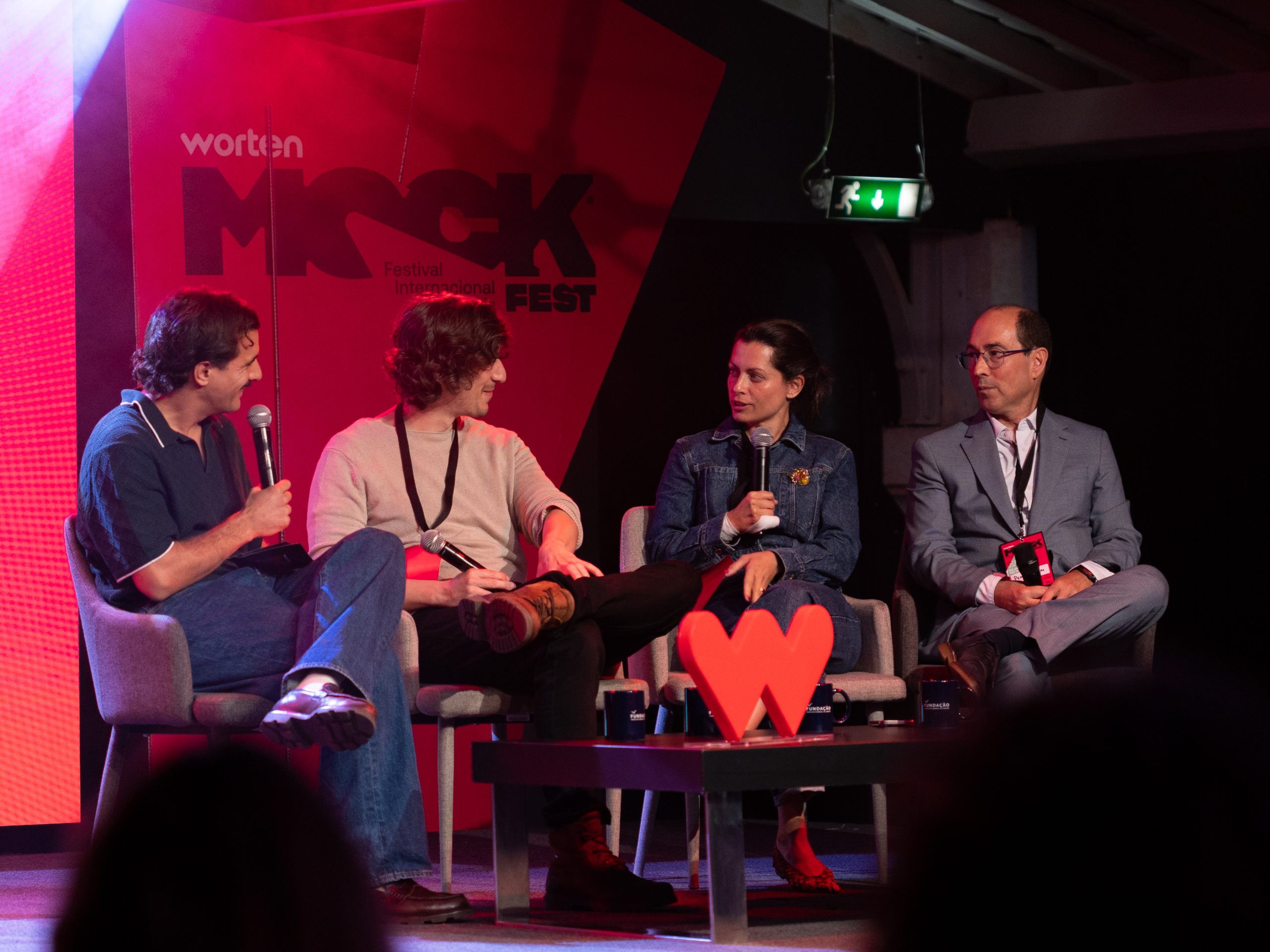 Painel de quatro oradores sentados no palco do Worten Mock Fest
