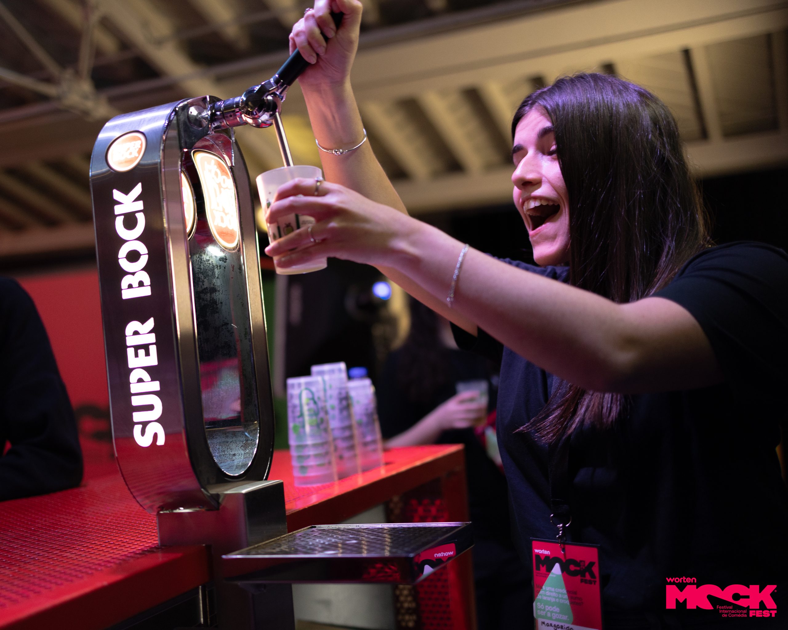 Funcionária do Mock Fest servindo cerveja da torneira Super Bock